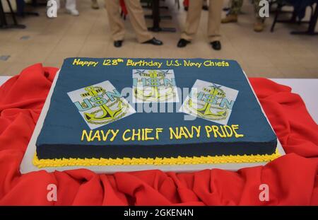 DIEGO GARCIA, territoire britannique de l'océan Indien (1er avril 2021) – Un gâteau pour le 128e anniversaire des petits officiers en chef de la marine américaine est assis sur une table lors d'une célébration à bord du centre de soutien de la marine américaine Diego Garcia le 1er avril 2021. NSF Diego Garcia fournit un soutien logistique, de service, récréatif et administratif aux forces américaines et alliées déployées vers l'océan Indien et le golfe Arabique. Banque D'Images