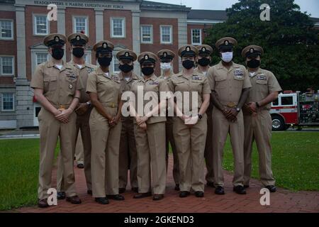 Les officiers en chef de la Marine américaine et le mess du chef de la Force expéditionnaire maritime II se réunissent à l'appui de la cérémonie d'anniversaire du 128e maître en chef à Camp Lejeune, en Caroline du Nord, le 1er avril 2021. Le poste de chef de la petite-officiers a été officiellement créé le 1er avril 1893 et, à ce jour, ils sont reconnus pour leur expertise technique, leurs compétences administratives et leur leadership. Banque D'Images