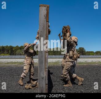 Les recrues de la compagnie de novembre, 4e Bataillon d'entraînement des recrues, tentent de naviguer dans le cours d'obstacle pendant le Crucible à bord du corps des Marines recent Depot Parris Island, S.C., 1er avril 2021. Le Crucible est le test final de tout ce que les recrues apprennent pendant le processus de formation de recrutement et la dernière chose entre eux et gagnant le titre United States Marine. Banque D'Images