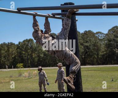 Les recrues de la compagnie de novembre, 4e Bataillon d'entraînement des recrues, tentent de naviguer dans le cours d'obstacle pendant le Crucible à bord du corps des Marines recent Depot Parris Island, S.C., 1er avril 2021. Le Crucible est le test final de tout ce que les recrues apprennent pendant le processus de formation de recrutement et la dernière chose entre eux et gagnant le titre United States Marine. Banque D'Images