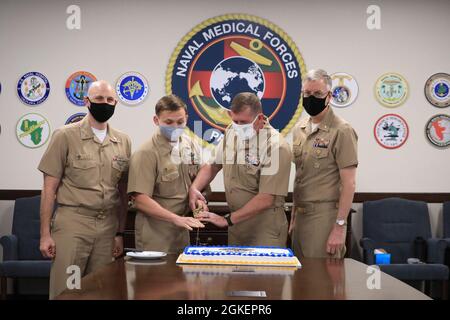 En l'honneur du 128e anniversaire des officiers en chef de la marine américaine, le commandant de la force médicale navale du Pacifique, sous-ministre adjoint. Tim Weber (à droite), Sean Howe (à gauche), chef de commandement, Brandon Andriot (deuxième à partir de la gauche) et Charles Mahan (deuxième à partir de la droite), chef de commandement, marquent la journée par une cérémonie de découpe du gâteau, le 1er avril. Andriot était le plus jeune chef présent et Mahan le plus ancien. Les petits officiers en chef du NMFP se sont réunis pour célébrer leur anniversaire au siège social régional. Depuis leur création officielle en 1893, les petits officiers en chef de la marine américaine ont été réco Banque D'Images