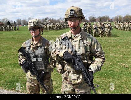 SPC. James Spoerl du 1er Theatre Sustainability Command (à gauche) et Sgt. 1er classe Ronald Roden de la 1re Division est de l'Armée sont nommés Soldat de l'année, NCO de l'année et meilleurs guerriers à fort KNOX le 1er avril 2021. Banque D'Images