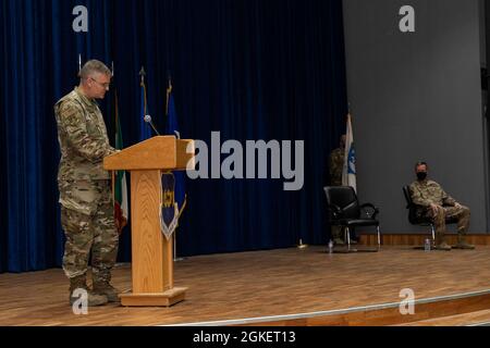 Le général de division de la Force aérienne des États-Unis, Michael G. Koscheski, commandant adjoint central de la Force aérienne des États-Unis, et commandant adjoint de la composante aérienne des Forces combinées, fait des remarques à l'inactivation de la 9e Force expéditionnaire aérienne-Levant, le 1er avril 2021, à la base aérienne Ali Al Salem, au Koweït. L'AETF-L 9 a établi la norme d'un AETF, contribuant à une campagne aérienne hautement cinétique permettant la libération de zones désignées d'Irak et de Syrie travaillant par, avec et par le biais de forces partenaires. Banque D'Images