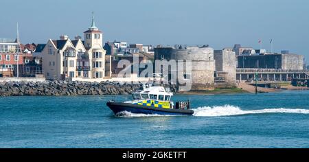 Portsmouth, Angleterre, Royaume-Uni. 2021. Patrouille de police Gigha passant des bâtiments historiques la Tour ronde, Old Portsmouth dans le port de Portsmouth, Royaume-Uni. Banque D'Images