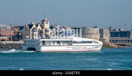 Portsmouth, Angleterre, Royaume-Uni. 2021. Un traversier en catamaran de passagers partant du port de Portsmouth en passant par la fortification de la tour ronde. Banque D'Images