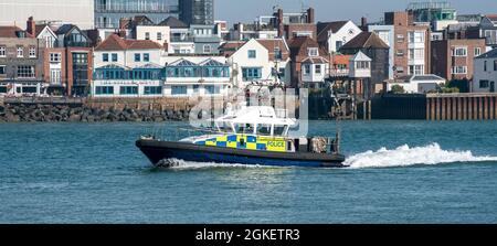 Portsmouth, Angleterre, Royaume-Uni. 2021. Patrouilleur de police Gigha passant devant les bâtiments historiques du Vieux Portsmouth dans le port de Portsmouth, Royaume-Uni. Banque D'Images