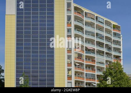 Système photovoltaïque, bâtiment en hauteur, Ludwig-Renn-Strasse 35, Marzahn, Berlin, Allemagne Banque D'Images