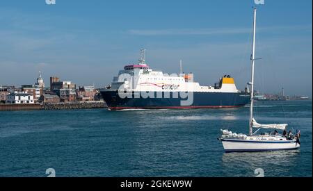 Portsmouth, Angleterre, Royaume-Uni. 2021. Un traversier de véhicules commerciaux Roro Commodore Goodwill est en cours dans le port de Portsmouth, Angleterre, Royaume-Uni Banque D'Images