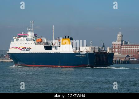 Portsmouth, Angleterre, Royaume-Uni. 2021. Un traversier de véhicules commerciaux Roro Commodore Goodwill est en cours dans le port de Portsmouth, Angleterre, Royaume-Uni Banque D'Images