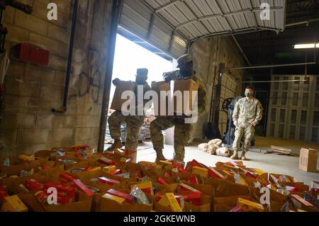 Les soldats affectés à la 7e Brigade des transports (expéditionnaire) collectent des colis alimentaires lors d'une campagne alimentaire à la base interarmées Langley-Eustis, en Virginie, le 1er avril 2021. L'événement devait être un acte de gentillesse envers les soldats des échelons de rémunération E-1 à E-6. Banque D'Images