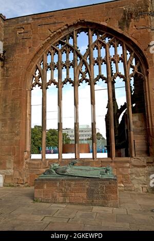 Effigie et tombe de Huyshe Yeatman-Biggs, premier évêque de Coventry avec des ruines de fenêtre de grès dans la cathédrale de Coventry, évidée par des bomns incendiaires dur Banque D'Images