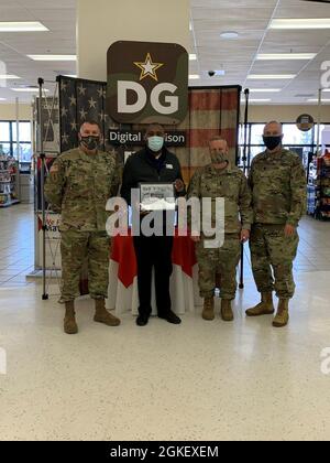 Le colonel Michael Poss, commandant de la garnison de fort McCoy; Donald Basil, directeur général de l'échange de fort McCoy; le sergent de commandement. Le Maj. Paul Mantha; et le commandant adjoint de la garnison, le col. Alex carter, posent avec une plaque donnée en l'honneur de l'échange. Banque D'Images