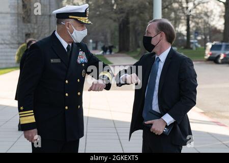 ANNAPOLIS, Md. (2 avril 2021) Académie navale des États-Unis Surintendant Vice ADM. Sean Buck salue le conseiller en sécurité nationale Jake Sullivan à son arrivée pour le dialogue trilatéral des conseillers en sécurité nationale des États-Unis, du Japon et de la République de Corée. En tant que collège de premier cycle du service naval de notre pays, l'Académie navale prépare les jeunes hommes et femmes à devenir des officiers professionnels de compétence, de caractère et de compassion dans la Marine et le corps de marine des États-Unis. Banque D'Images