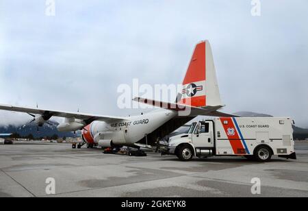 Une station aérienne Kodiak C-130 Hercules de la Garde côtière et un véhicule de communication mobile installés à Juneau (Alaska), le 2 avril 2021. Le Commandement des communications a déployé l’un des trois véhicules de communication mobile (MCV) de la Garde côtière à Juneau pour un exercice conjoint de formation sur la continuité des opérations (COOP) du 17e district et du secteur de la Garde côtière. Un VGM est un puissant outil de communication capable de fournir une suite radio pour les capacités de communication et d'Internet lorsqu'il est déployé pour des événements planifiés, des interventions d'urgence, des événements de continuité et une reprise après sinistre. Banque D'Images