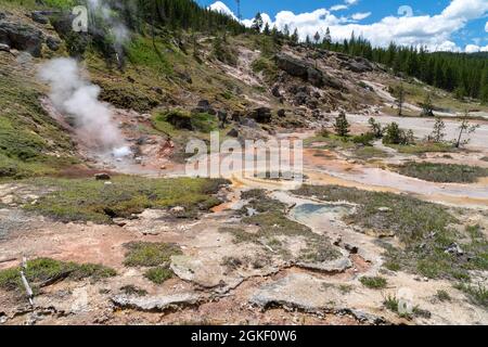 Des pots de peinture d'artiste dans le parc national de Yellowstone par beau temps Banque D'Images