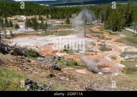 Des pots de peinture d'artiste dans le parc national de Yellowstone par beau temps Banque D'Images