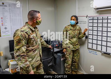 Le chef de commandement Dennis Fuselier, de la 332e Escadre expéditionnaire aérienne, visite les aviateurs du port aérien dans leur centre de travail pour en apprendre davantage sur eux et sur leur travail. Banque D'Images