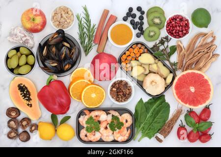 Aliments sains pour le soutien du système immunitaire avec des fruits de mer, des légumes, des fruits, des herbes, des épices. Les aliments santé sont très riches en antioxydants, anthocyanines, protéines. Banque D'Images