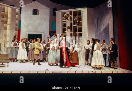 Centre: Andreas Schmidt (Comte Almaviva), Alison Hagley (Susanna) au NOZZE DI FIGARO au Glyndepourne Festival Opera, East Sussex, Angleterre 28/05/1994 musique: Wolfgang Amadeus Mozart libretto: Lorenzo Da Ponte chef d'orchestre: Bernard Haitink conception: John Gunter éclairage: Pat Collins chorégraphe: Jenny Weston directeur: Stephen Medcalf Banque D'Images