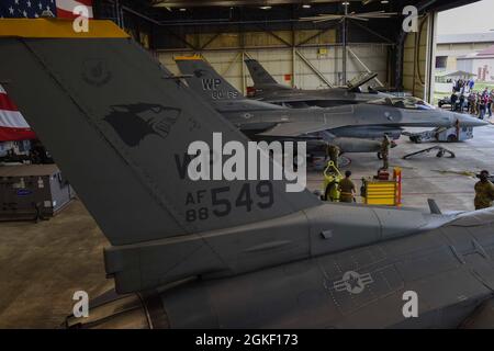 Les aviateurs du 8e Groupe de maintenance participent à la compétition d'équipage de chargement d'armes du 8e trimestre de MXG à la base aérienne de Kunsan, République de Corée, le 3 avril 2021. Les équipages de trois personnes sont jugés sur les mesures de sécurité, les compétences techniques et le temps. Banque D'Images