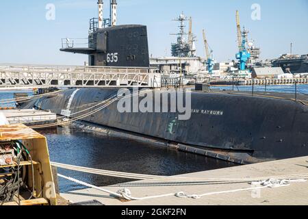 Le chantier naval de Norfolk (NNSY) a accueilli le navire d'entraînement amarré Sam Rayburn (MTS 635) avant son inactivation en avril 3. Banque D'Images