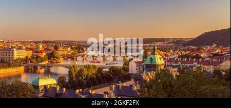 Vue sur la vieille ville de Prague avec la rivière Vltava, les ponts et les tours, au coucher du soleil, Prague, République tchèque Banque D'Images