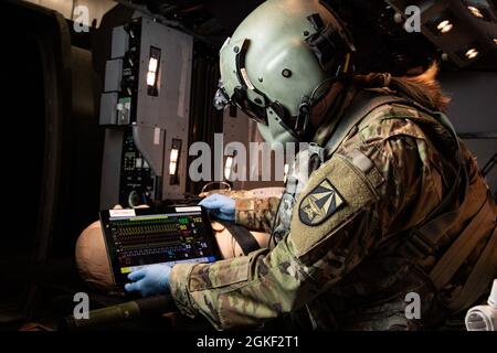 Un laboratoire de recherche aéromédicale de l'armée américaine teste de nouveaux articles dans le cadre d'une étude sur l'utilisation de l'espace au complexe d'entraînement DUSToFF de l'École de médecine de l'aviation. L'USAARL et la SAAM collaborent fréquemment pour s'assurer que la prochaine génération d'avions et d'équipements médicaux de l'armée américaine est prête pour le champ de bataille. É.-U. A Banque D'Images