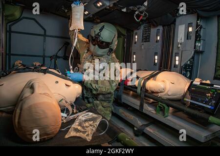 Un laboratoire de recherche aéromédicale de l'armée américaine teste de nouveaux articles dans le cadre d'une étude sur l'utilisation de l'espace au complexe d'entraînement DUSToFF de l'École de médecine de l'aviation. L'USAARL et la SAAM collaborent fréquemment pour s'assurer que la prochaine génération d'avions et d'équipements médicaux de l'armée américaine est prête pour le champ de bataille. É.-U. A Banque D'Images