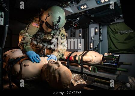 Un laboratoire de recherche aéromédicale de l'armée américaine teste de nouveaux articles dans le cadre d'une étude sur l'utilisation de l'espace au complexe d'entraînement DUSToFF de l'École de médecine de l'aviation. L'USAARL et la SAAM collaborent fréquemment pour s'assurer que la prochaine génération d'avions et d'équipements médicaux de l'armée américaine est prête pour le champ de bataille. É.-U. A Banque D'Images