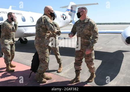 BASE AÉRIENNE DE ROBINS, Géorgie – le général Arnold W. Bunch, Jr., commandant du commandement du matériel de la Force aérienne, arrive à la base aérienne de Robins, en Géorgie, le 5 avril 2021, et est accueilli par le colonel Brian Moore, commandant de l'installation de Robins. Lors de sa visite, le groupe a rencontré diverses organisations pour obtenir des mises à jour sur les campagnes et les initiatives de l'installation. Banque D'Images