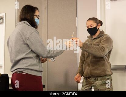 Sara Kreshpanji, à gauche, an Elkridge, Maryland, native, Et un docteur en pharmacie au centre médical Anne Arundel, examine un dessin pratique du vaccin COVID-19 avec U.S. Air Force 1st Lt. Erin Beaver, à droite, a Rohnert Park, Californie, natif, Et médecin adjoint affecté au 335e Groupe expéditionnaire aérien, dans le cadre de la formation médicale pour préparer l'ouverture du centre de vaccination communautaire pilote géré par le gouvernement fédéral à Hyattsville, Maryland, le 5 avril 2021. Le Commandement du Nord des États-Unis, par l'entremise de l'Armée du Nord des États-Unis, demeure déterminé à fournir un soutien continu et souple du ministère de la Défense Banque D'Images