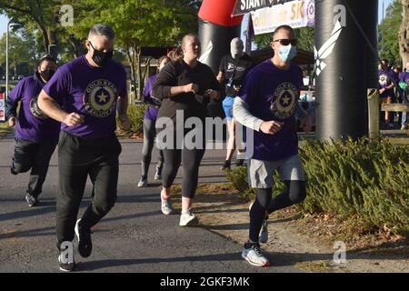 Le colonel Brian Moore, à gauche, le commandant de l'installation de Robins et le Sgt principal. Carlos Labrador, chef du commandement de l'installation de Robins, commence la course/marche de 5K à la base aérienne de Robins, en Géorgie, le 5 avril 2021. Les familles Gold Star et les membres de Team Robins ont salué ceux qui ont fait leur sacrifice ultime en courant ou en marchant sur le parcours de 5K. Banque D'Images