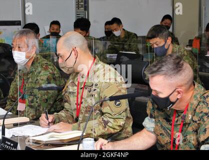 Les membres de l'Armée de terre des États-Unis et de la Force d'autodéfense du Japon ont commencé la conférence de planification initiale de Yama Sakura 81 au Camp Itami le 6 avril. Cette année, Yama Sakura s'appuiera sur l'exercice réussi de l'année dernière en augmentant la complexité du scénario et aura une plus grande participation des forces aériennes, maritimes, spatiales et des opérations spéciales à l'appui du commandement de la composante terrestre. Yama Sakura 81 sera le plus important exercice bilatéral et conjoint de commandement entre les États-Unis et le Japon qui permettra aux participants de travailler en tant que partenaires dévoués à l'appui de l'alliance de sécurité entre les États-Unis et le Japon et pour la paix continue Banque D'Images