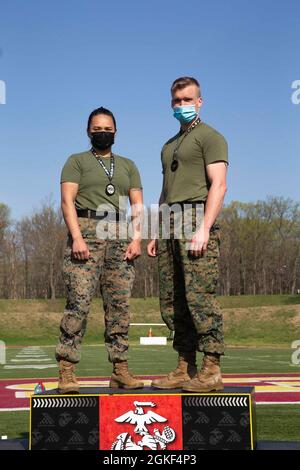 Michael Putney, capitaine du corps des Marines des États-Unis, et Sgt. Davonn Vong avec la base du corps de Marine Quantico, place première dans le concours d'entraînement par intervalles de haute intensité parmi leur groupe d'âge au stade Butler, base du corps de Marine Quantico, Virginie, 6 avril 2021. Marines a participé à divers événements lors du concours HIIT. Banque D'Images