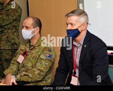 Les membres de l'Armée de terre des États-Unis et de la Force d'autodéfense du Japon ont commencé la conférence de planification initiale de Yama Sakura 81 au Camp Itami le 6 avril. Cette année, Yama Sakura s'appuiera sur l'exercice réussi de l'année dernière en augmentant la complexité du scénario et aura une plus grande participation des forces aériennes, maritimes, spatiales et des opérations spéciales à l'appui du commandement de la composante terrestre. Yama Sakura 81 sera le plus important exercice bilatéral et conjoint de commandement entre les États-Unis et le Japon qui permettra aux participants de travailler en tant que partenaires dévoués à l'appui de l'alliance de sécurité entre les États-Unis et le Japon et pour la paix continue Banque D'Images