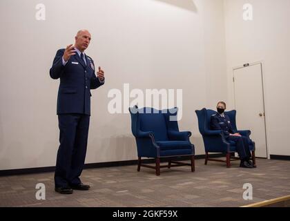 Bang. Le général Tim Donnellan, adjudant général adjoint de l'Idaho Air et commandant de la Garde nationale de l'Idaho Air, parle à ses amis, à sa famille et aux cadets lors d'une cérémonie de remise du prix Spaatz au théâtre de la base sur Gowen Field, Boise, Idaho, le 6 avril 2021. Le Cadet Colonel Channing Mitson a reçu le prix et en est le récipiendaire en 2,317. Banque D'Images