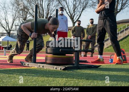 Caporal du corps des Marines des États-Unis Morgan Pologne avec la Marine corps base Quantico Band, commence la poussée de luge pondérée de 25 yards au Butler Stadium, Marine corps base Quantico, Virginie, 6 avril 2021. La Pologne termine cet exercice en participant à la compétition d’entraînement par intervalles de haute intensité de la base. Banque D'Images