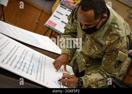 CAMP HUMPHREYS, République de Corée - Sgt. Le Maj. Benjamin C. Lemon Jr., conseiller principal de la garnison de l'armée des États-Unis Humphreys, signe une proclamation annonçant officiellement avril comme mois de la prévention de la violence envers les enfants ici, le 6 avril. LE PROGRAMME de défense des intérêts des familles et du moral, du bien-être social et des loisirs DU Service communautaire de l'Armée DE terre est consacré à la protection, à la sécurité et au bien-être de tous les membres de la communauté. Banque D'Images