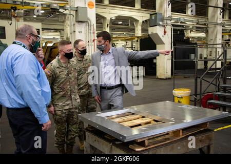 Le général de division Darren Werner, commandant général, Tank-Automotive and Armaments Command, voit la production du kit de survie urbaine du transporteur d'équipement lourd (HUSK) lors de sa visite à l'Arsenal de Rock Island – joint Manufacturing and Technology Centre, à l'Arsenal de Rock Island, dans l'Illinois, en avril 6. Banque D'Images