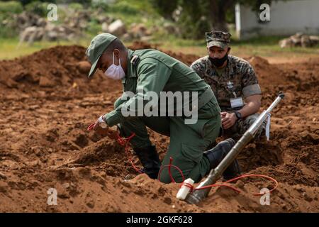 Une marine américaine observe un membre des Forces armées royales marocaines qui a effectué une simulation de détonation au cours d'un scénario d'application pratique lors d'une classe d'élimination d'explosifs (EOD) près de Kenitra, au Maroc, le 6 avril 2021. Marines, marins et membres de la Garde nationale de l'Utah participent à l'action humanitaire contre les mines, à l'élimination des explosifs de guerre au Maroc 2021 où des techniciens américains de la DOE supervisent la validation de niveau 2 des soldats des Forces armées royales marocaines (FAR) pour poursuivre les efforts visant à créer une capacité de la DOE à l'intérieur DE LA FAR. Banque D'Images