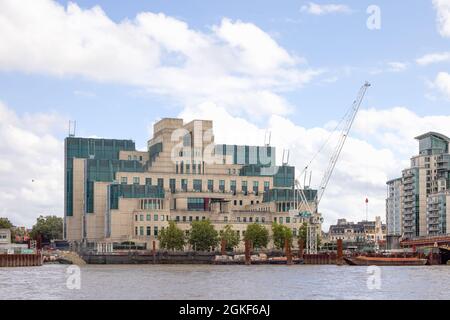 Le bâtiment MI6, ou bâtiment SIS, siège du service d'espionnage britannique, sur la Tamise à Vauxhall Londres Banque D'Images