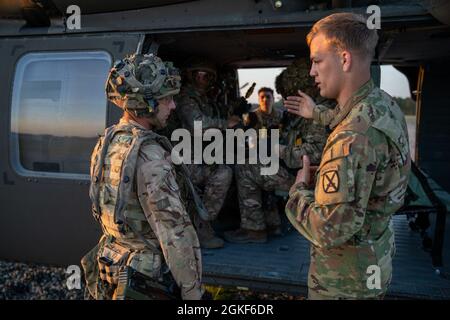 10e Brigade de l'aviation de combat, les soldats de la 10e Division de la montagne de fort Drum, NY, dirigent un événement d'entraînement avec la 1re Garde de Dragoon de la Reine de l'Armée britannique, pendant la rotation 21-06 du joint Readiness Training Center à fort Polk, en Louisiane, le 6 avril 2021. Banque D'Images