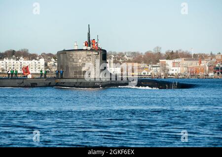 Le sous-marin d'attaque de classe Virginia USS Colorado (SSN 788) traverse la Tamise et passe devant la ville de New London, qui revient à la base sous-marine de New London, le mardi 6 avril 2021. Le Colorado est le 15e sous-marin d'attaque de classe Virginia et est le quatrième navire des États-Unis à être nommé pour l'État du centenaire. Banque D'Images