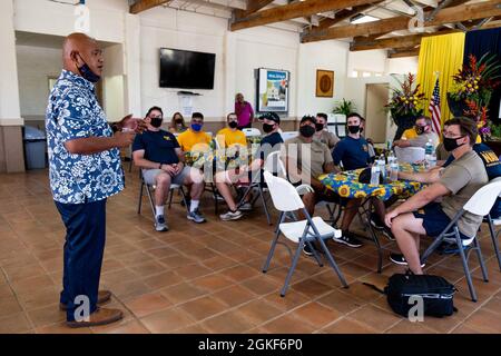 INALÅHAN, Guam (9 mars 2021) le maire d'Inalåhan, Anthony Chargualaf, s'adresse aux marins affectés au commandant de l'escadron sous-marin 15 après avoir terminé un événement de commandement bénévole axé sur la propreté de l'environnement et la sécurité du village. CSS-15 est responsable de la formation, du matériel et du soutien de préparation du personnel à plusieurs commandes sous-marines d'attaque rapide de classe Los Angeles situées à Polaris point, base navale de Guam. Banque D'Images