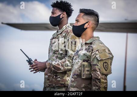 CASERNES DE SCHOFIELD, Hawaii – des soldats de Charlie Battery « Cobras », 2-11, Artillerie de campagne, 25e Division d’infanterie, ont mené une formation d’opérations conjointes avec le 41e Escadron de transport aérien de l’US Air Force de Little Rock, Arkansas, en chargeant un obusier M777 sur un avion C130J à la base aérienne de Hickham, à Hawaï, le 06 avril 2021. Cette formation a permis d’élever la disponibilité collective des soldats et de permettre à chaque branche de service de comprendre les tactiques, techniques, procédures et capacités des autres en vue des futures opérations conjointes. Banque D'Images