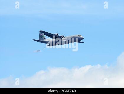 Les chargés de charge du 41e Escadron de transport aérien abandonnent un faisceau de basse altitude à faible coût à l'arrière d'un C-130J Super Hercules au-dessus de l'océan près de la base conjointe Pearl Harbour-Hickam, Hawaii, le 6 avril 2021. Banque D'Images