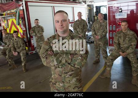 Sergent d'état-major Mitchell Alerding est un pompier en chef pour le 167e Escadron de génie civil et la vedette Airman de la 167e Escadre Airlift en avril 2021. Banque D'Images