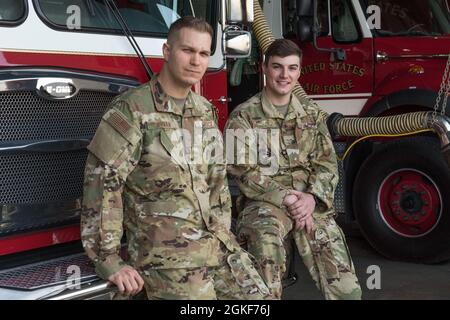 Sergent d'état-major de la Force aérienne des États-Unis Daniel Coffman et l’homme d’aviation principal Justin Ashby, pompiers du 167e Escadron de génie civil, ont récemment sauvé la vie d’un homme, le tirant d’une maison en feu. Les pompiers ont accordé l'honneur à leur formation intensive. Banque D'Images