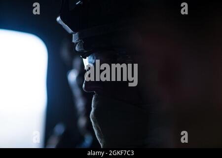 Caporal de lance du corps des Marines des États-Unis Jacob Pankow, un tireur de défense aérienne de basse altitude (LAAD), actuellement attaché au 3D Battalion, 3d Marine Regiment, se déplace dans un UH-60 Black Hawk pendant l'exercice Fuji Viper 21.3 au Combined Arms Training Center, Camp Fuji, Japon, 6 avril 2021. Au cours de cet exercice, Marines a perfectionné des tactiques, des techniques et des procédures pour soutenir les opérations de base expéditionnaires avancées au niveau du peloton et de l'entreprise. 3/3 est déployé dans l'Indo-Pacifique sous le 4e Régiment maritime, division marine 3d. Pankow est originaire de Daytona Beach, en Floride. Banque D'Images