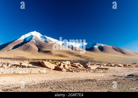 Petit village sur altiplano bolivien Banque D'Images